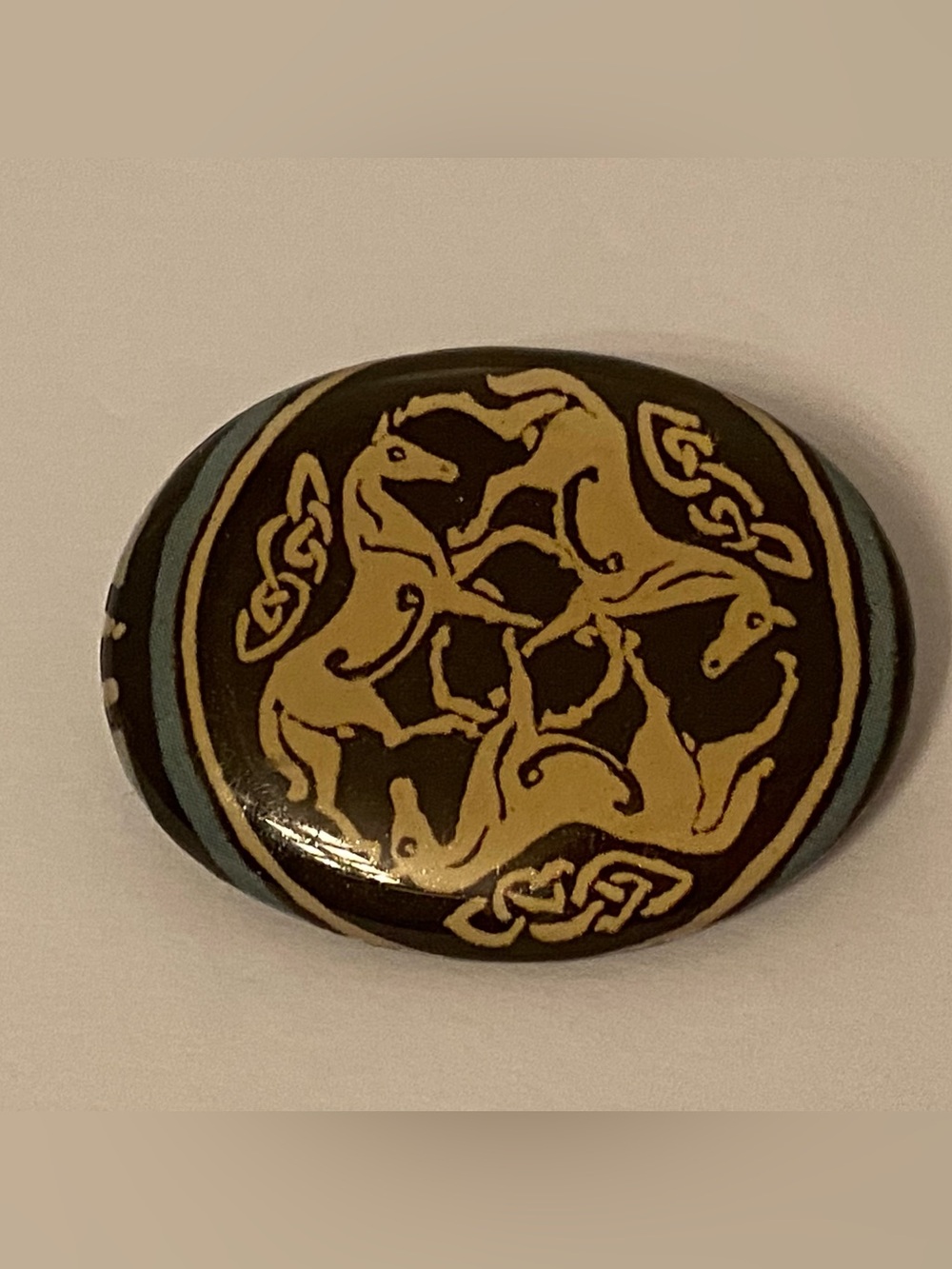 BROOCH CELTIC HORSE CIRCLE BLACK TAN OVAL SHAPE